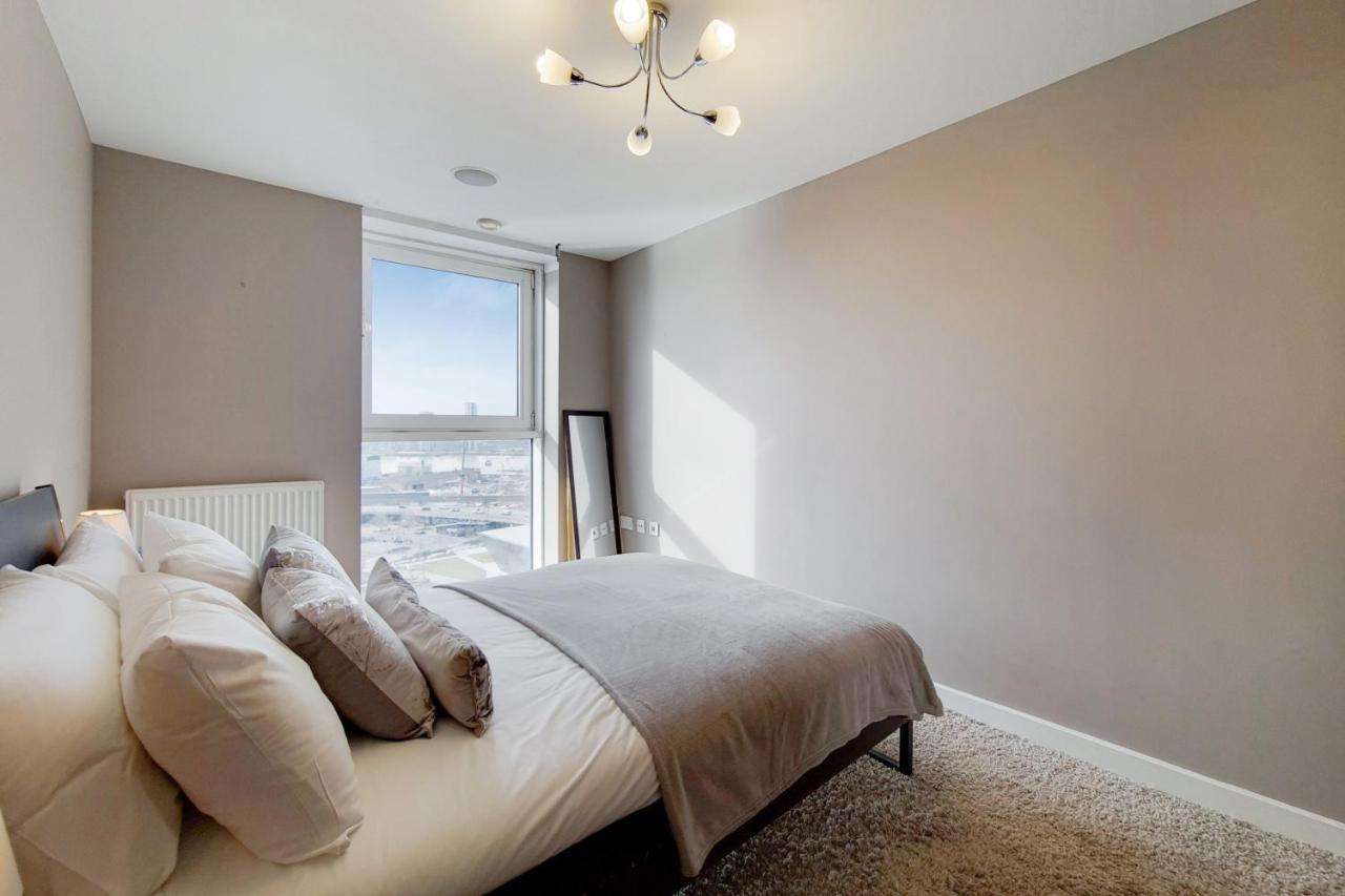 Deluxe Three Bedroom Apartment By London Excel Stays Екстер'єр фото
